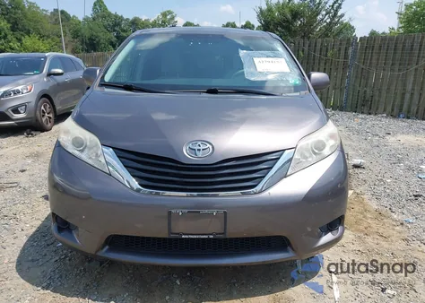 2013 Toyota Sienna Le 7 Passenger z USA, uszkodzony, nr VIN 5TDJK3DC3DS066971